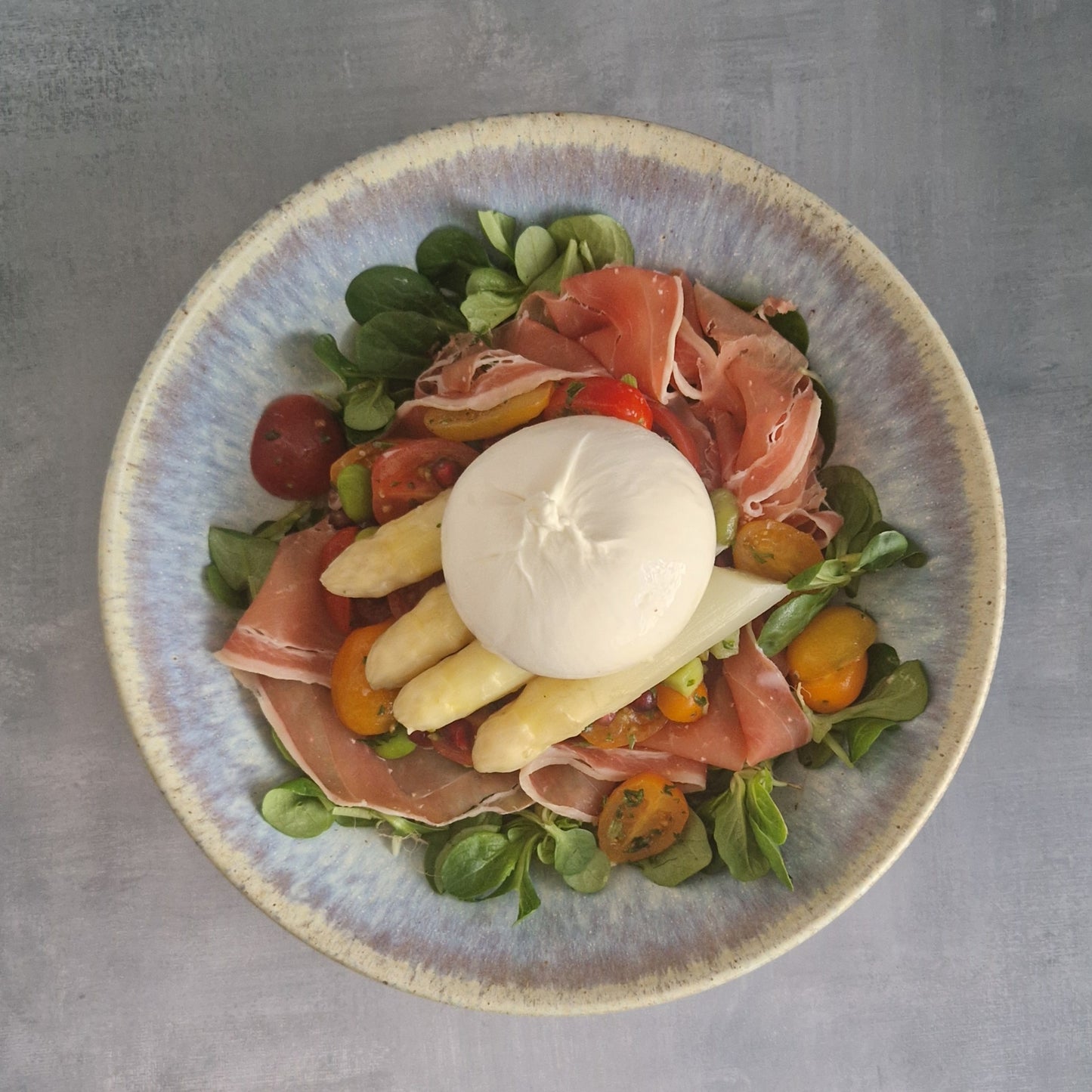 Salade met asperges, serranoham & burrata