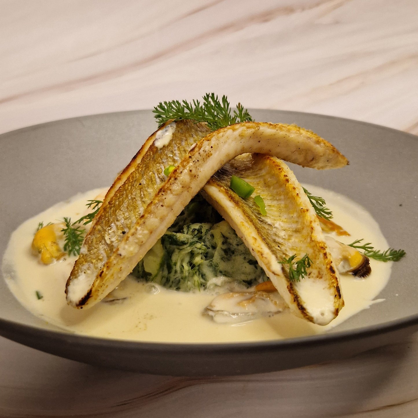 Pieterman met mosseltjes, wittewijnsaus & spinaziepuree