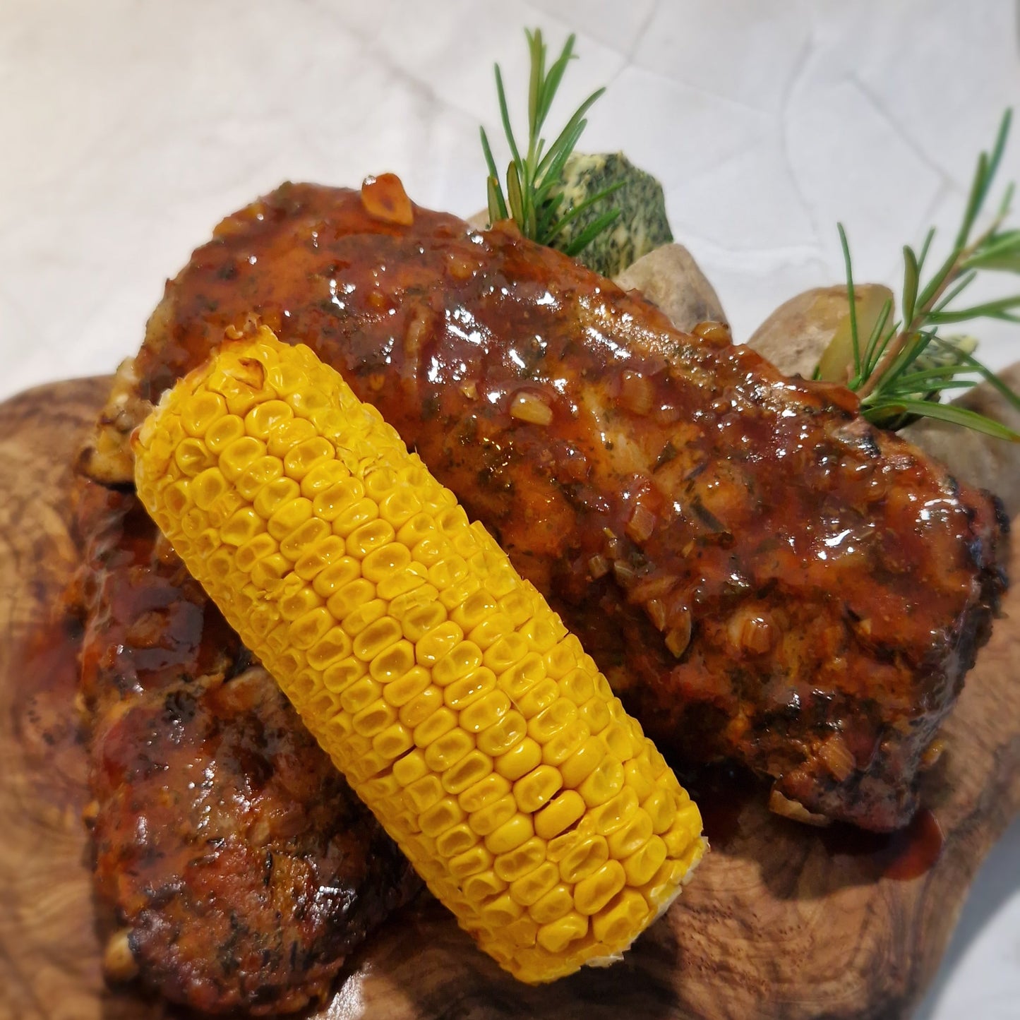 Sticky spare ribs met mais en gepofte aardappel bij Arno's to go in Beveren