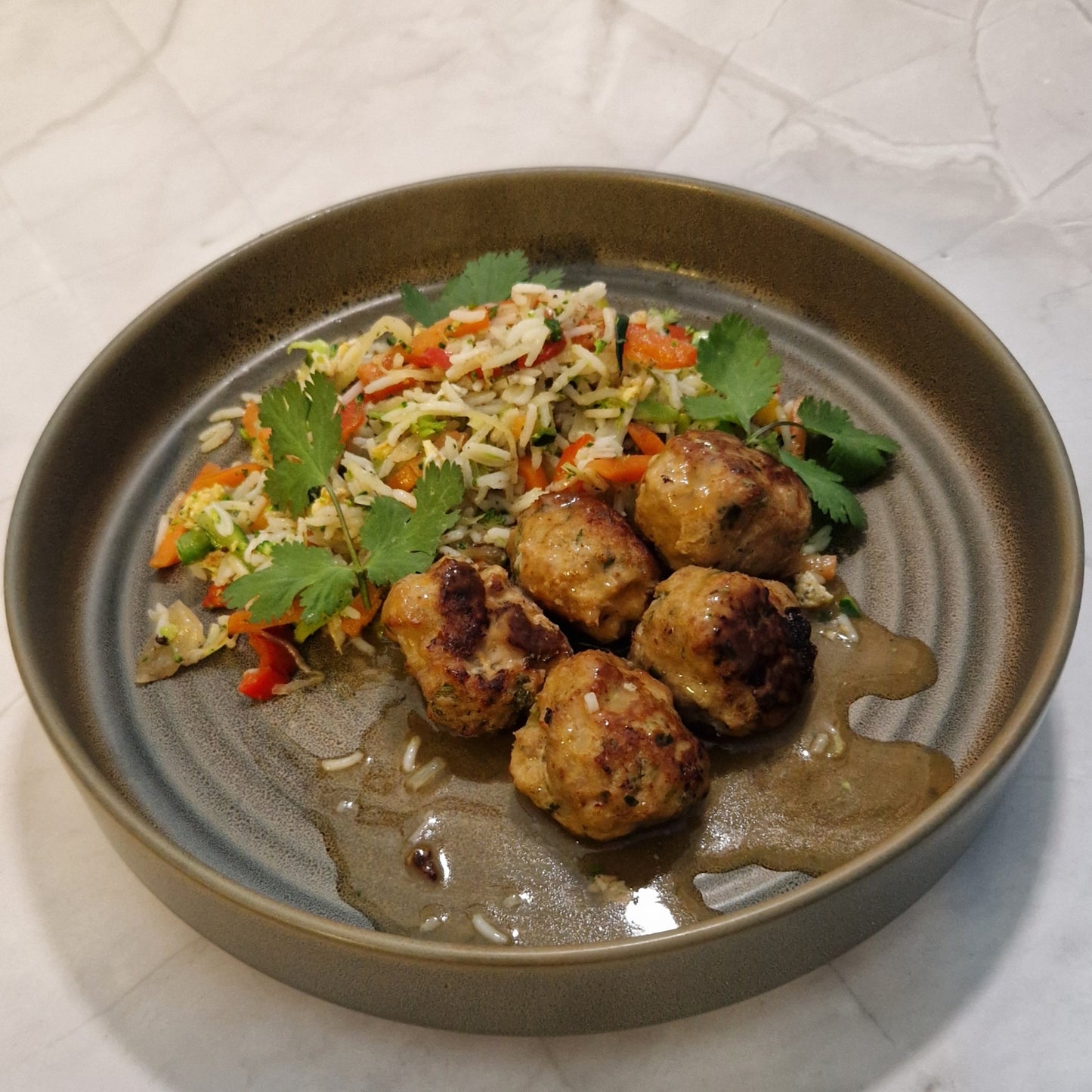 Sticky Asian meatballs met nasi goreng, gember en soja van Arno’s to go in Beveren