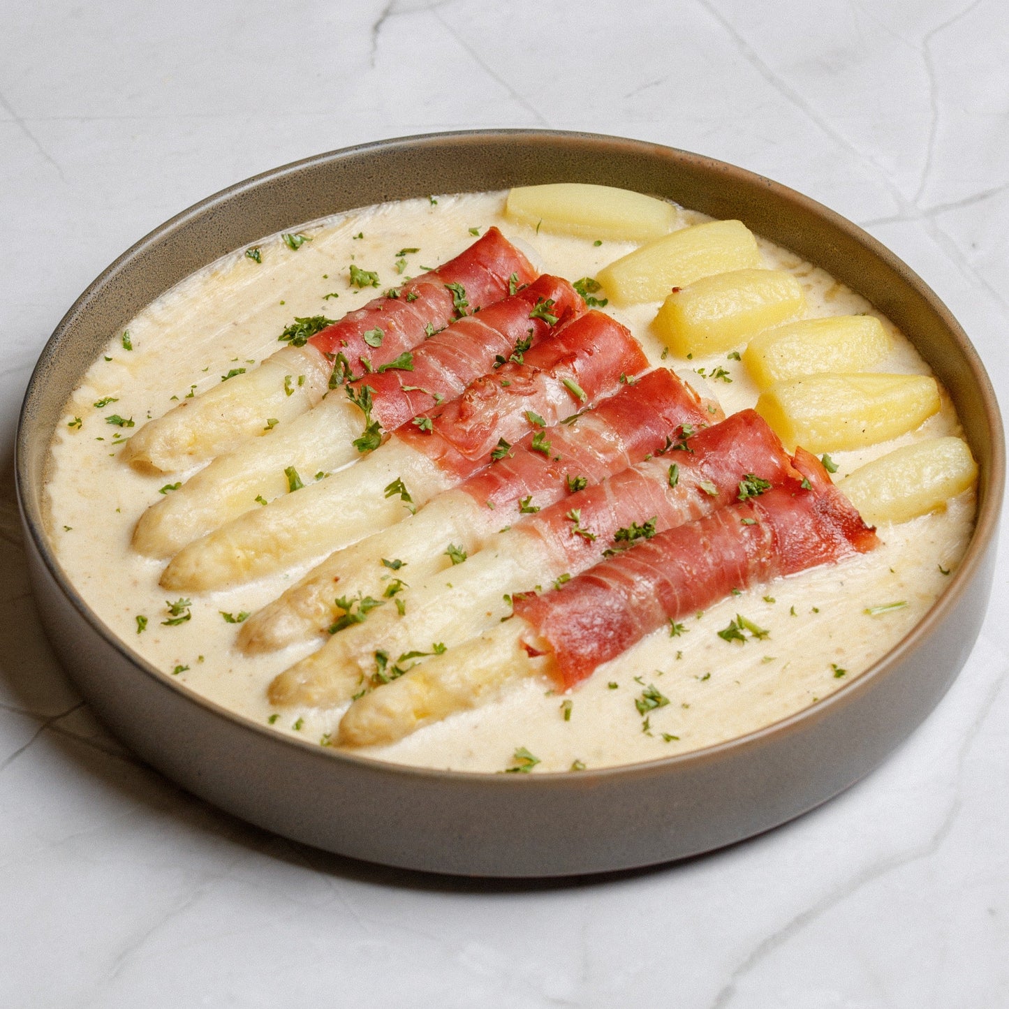 Asperges met serranoham en peterselieaardappelen van Arno’s to go in Beveren