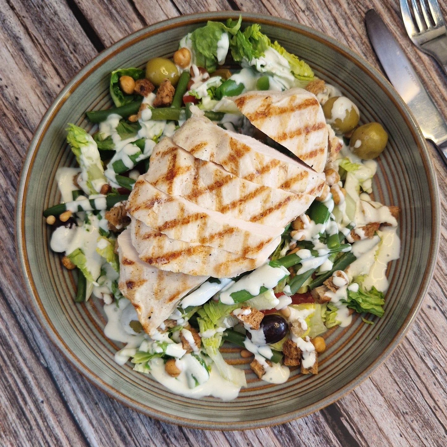 Ceasar salad met gegrilde kip