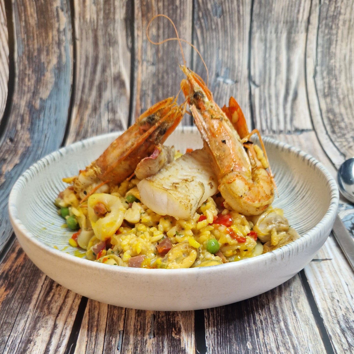 Paella Valencia, met gamba, zeevruchten, kippenboutje en chorizo