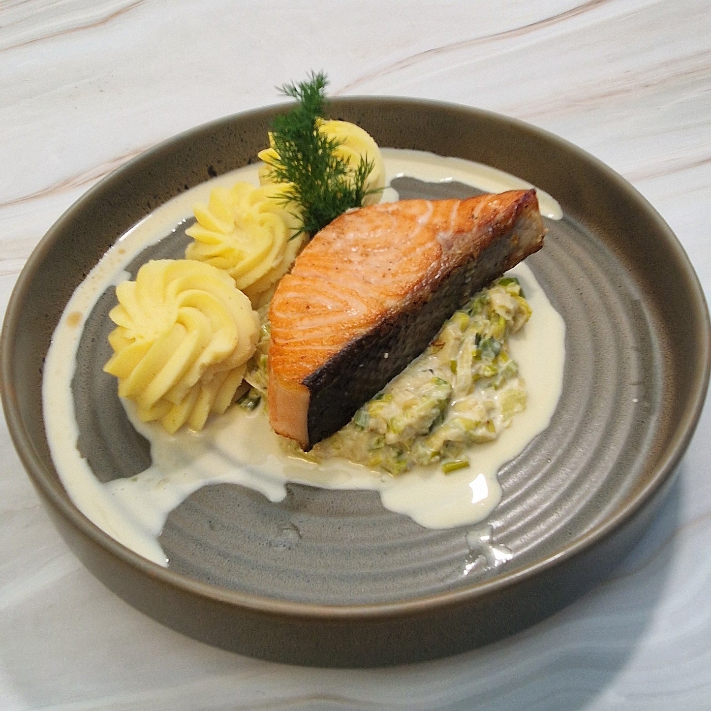 Zalm in dilleroomsaus, preiwit, pureeaardappelen - vanaf woensdag