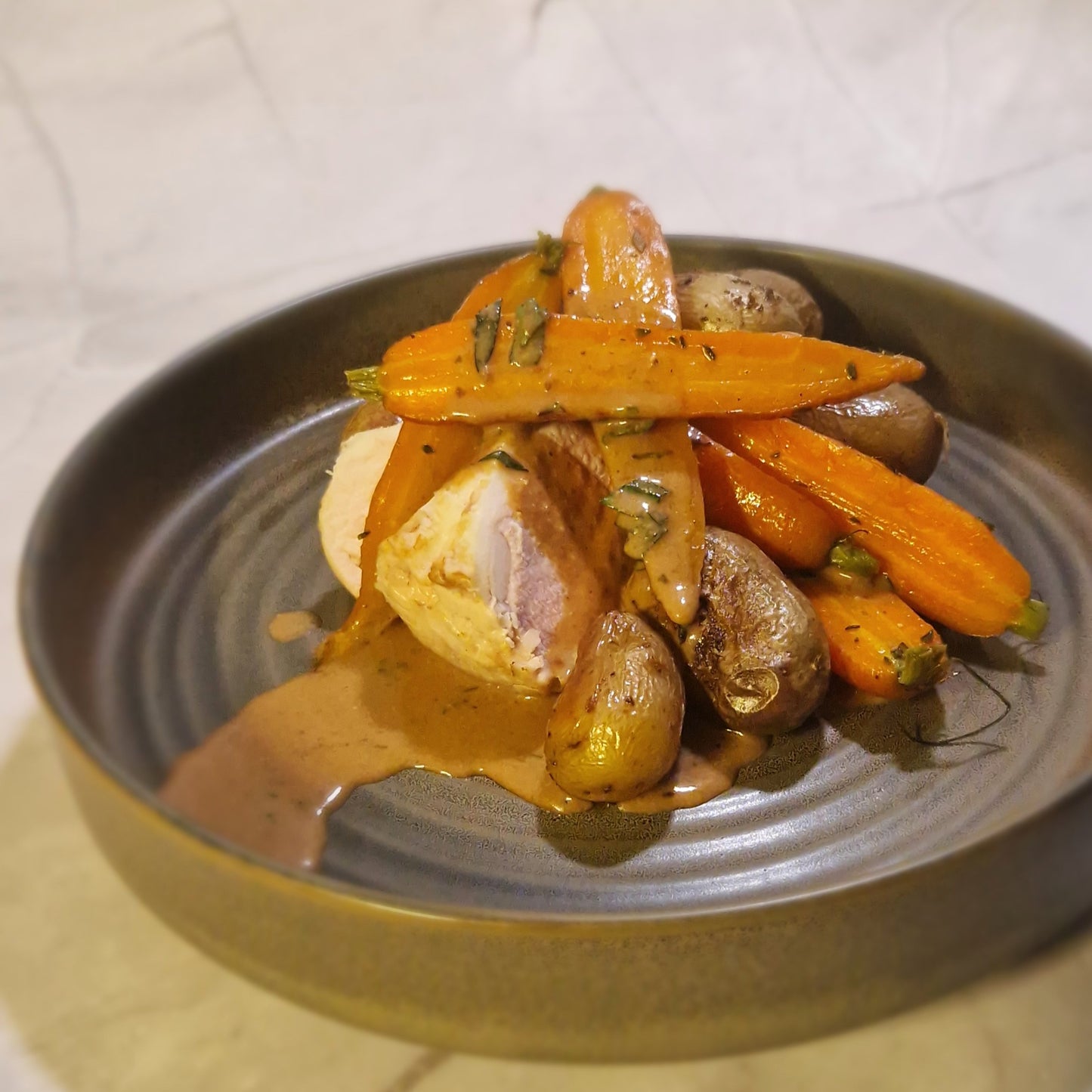 Kalkoenfilet met dragonsaus, jonge wortel, krieltjes - vanaf vrijdag