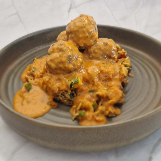 Asian maetballs met nasi goreng en romige tomatencurry bij Arno's to go in Beveren