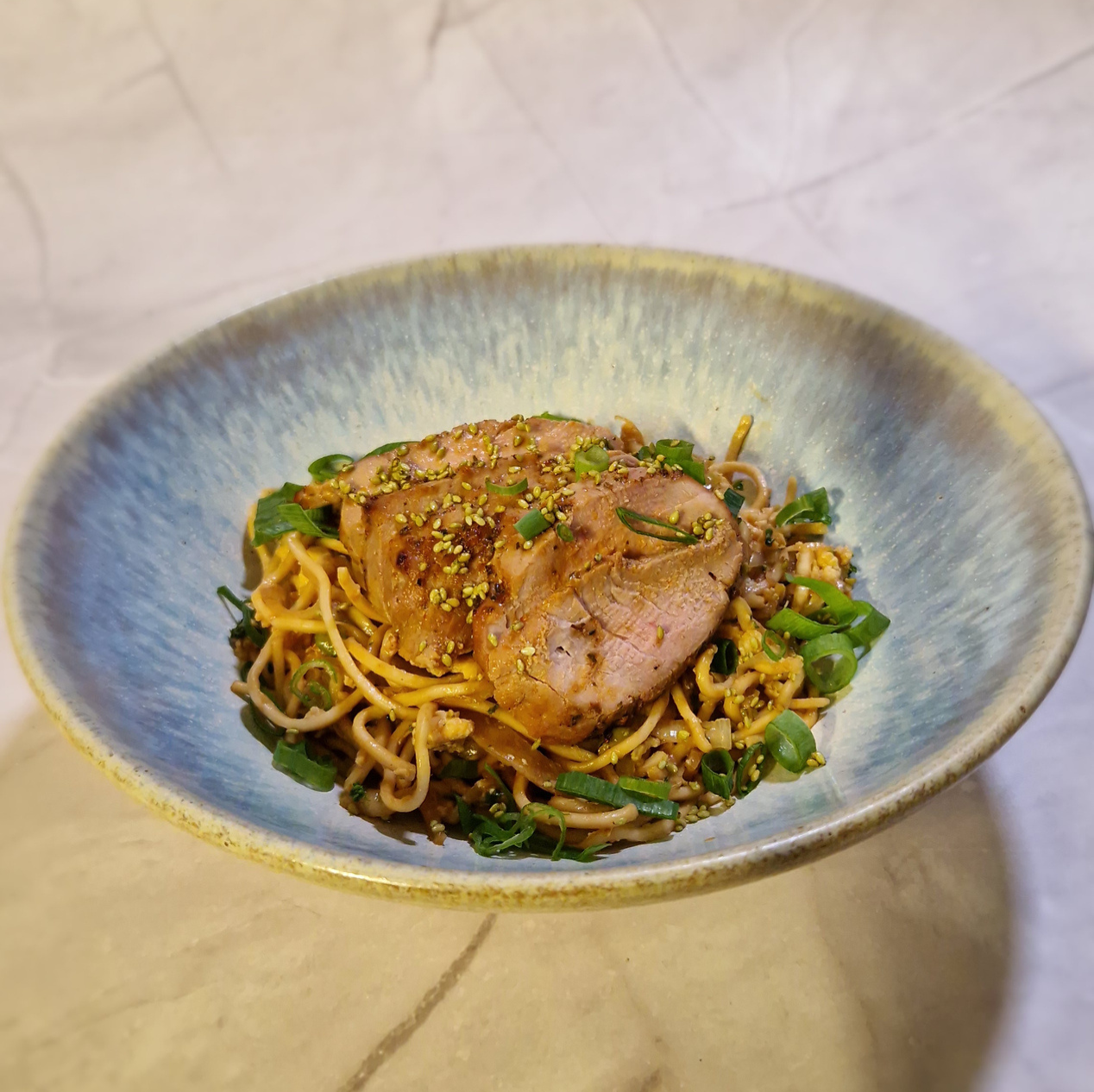 Char siu pork met sticky laksaus en bami goreng met wokgroentjes van Arno’s to go in Beveren