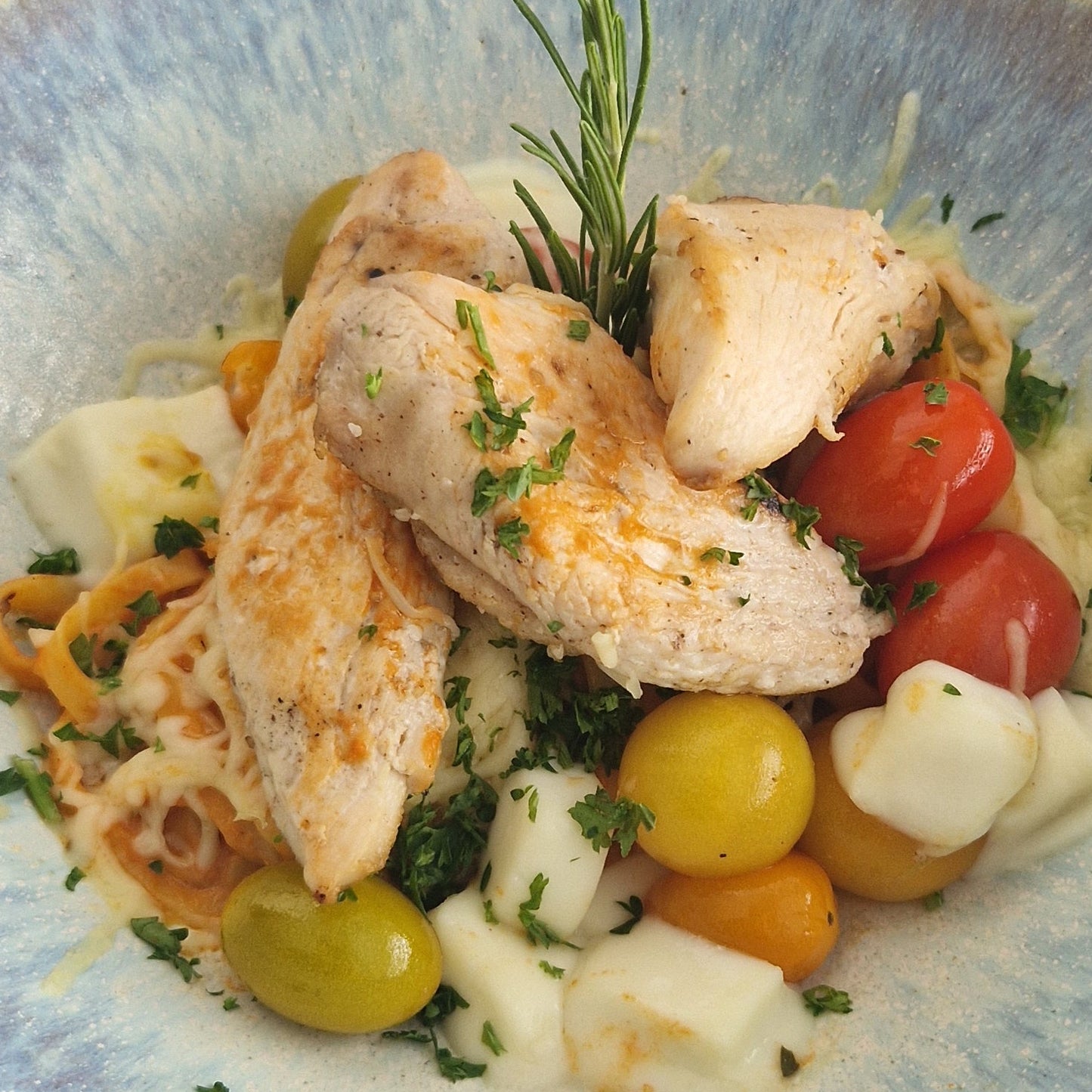 Creamy chicken met pasta en tomaat bij Arno's to go in Beveren
