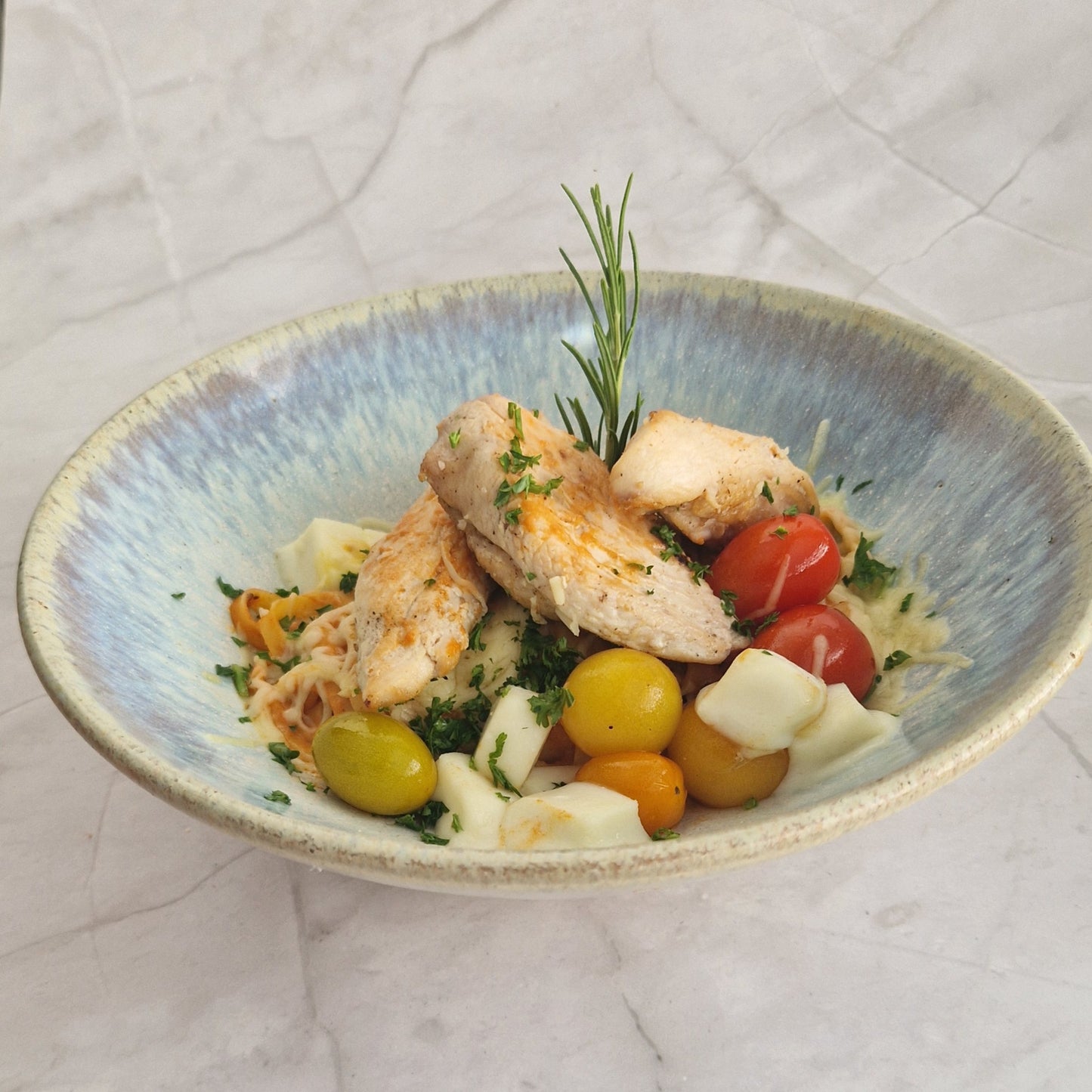 Creamy chicken met pasta, tomatensaus, mozzarella van Arno's to go in Beveren