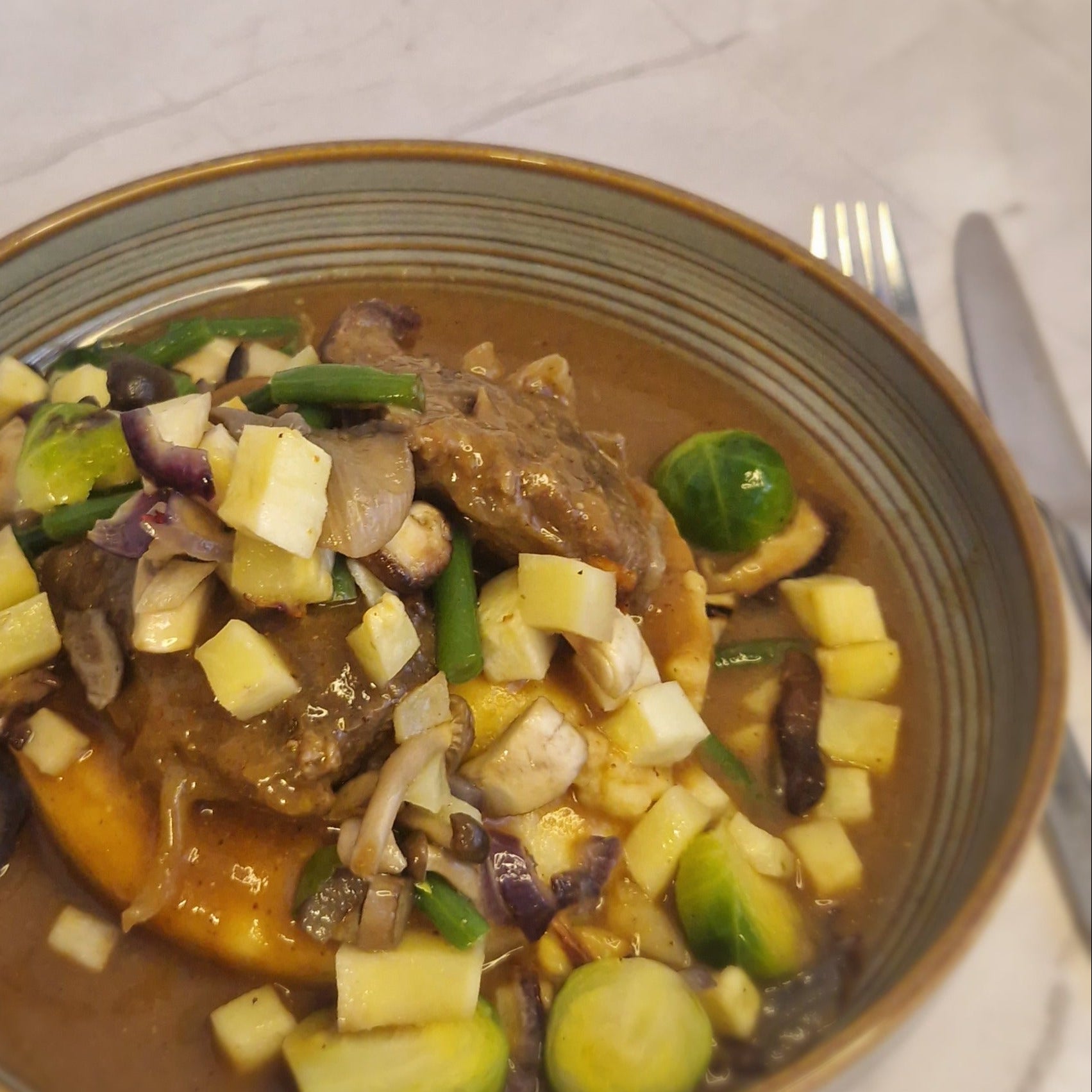 Gebraiseerde varkenswang met aardappelpuree met look en seizoensgroenten van Arno’s to go