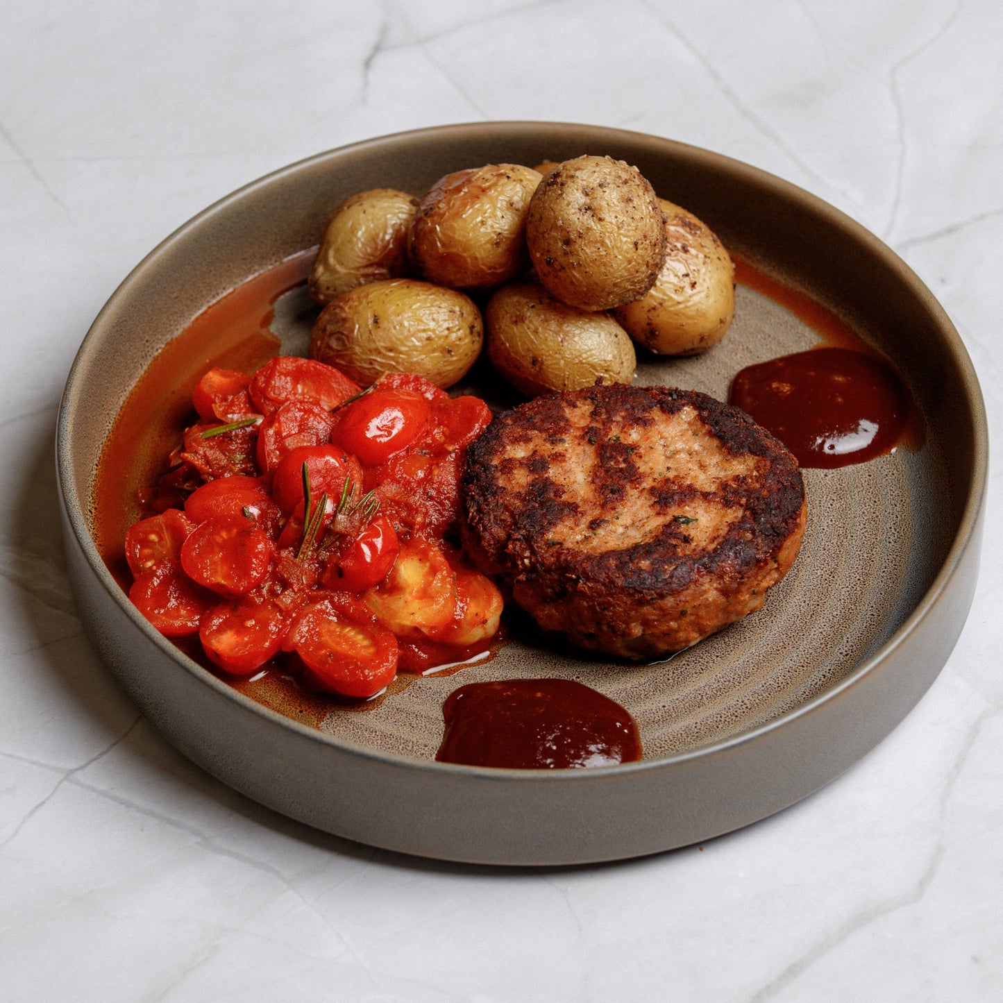 Kippenburger met BBQ saus en gebakken krieltjes van Arno’s to go in Beveren