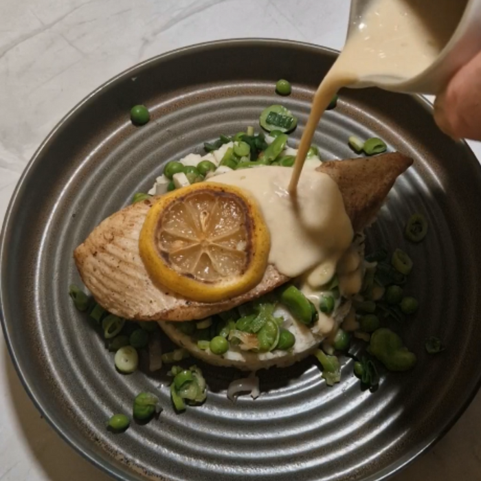 Pladijsfilet met citroenrisotto, erwtjes, tuinbonen en witte wijnsaus met mosseltjes