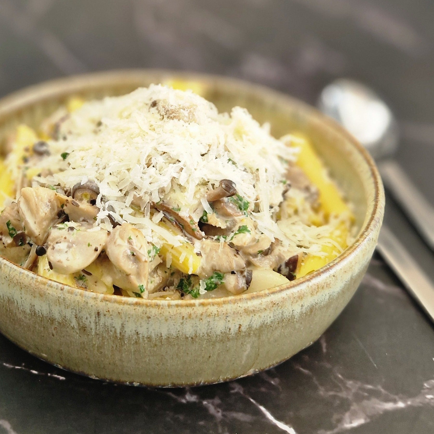 Pasta met champignons, spekjes en truffelroomsaus bij Arno's to go in Beveren
