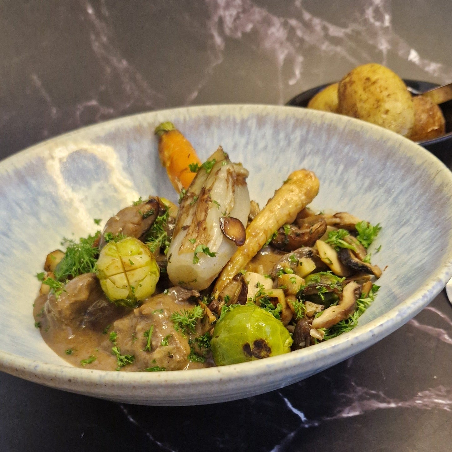 Ragout van hert met trappistensaus en krieltjes van Arno’s to go in Beveren