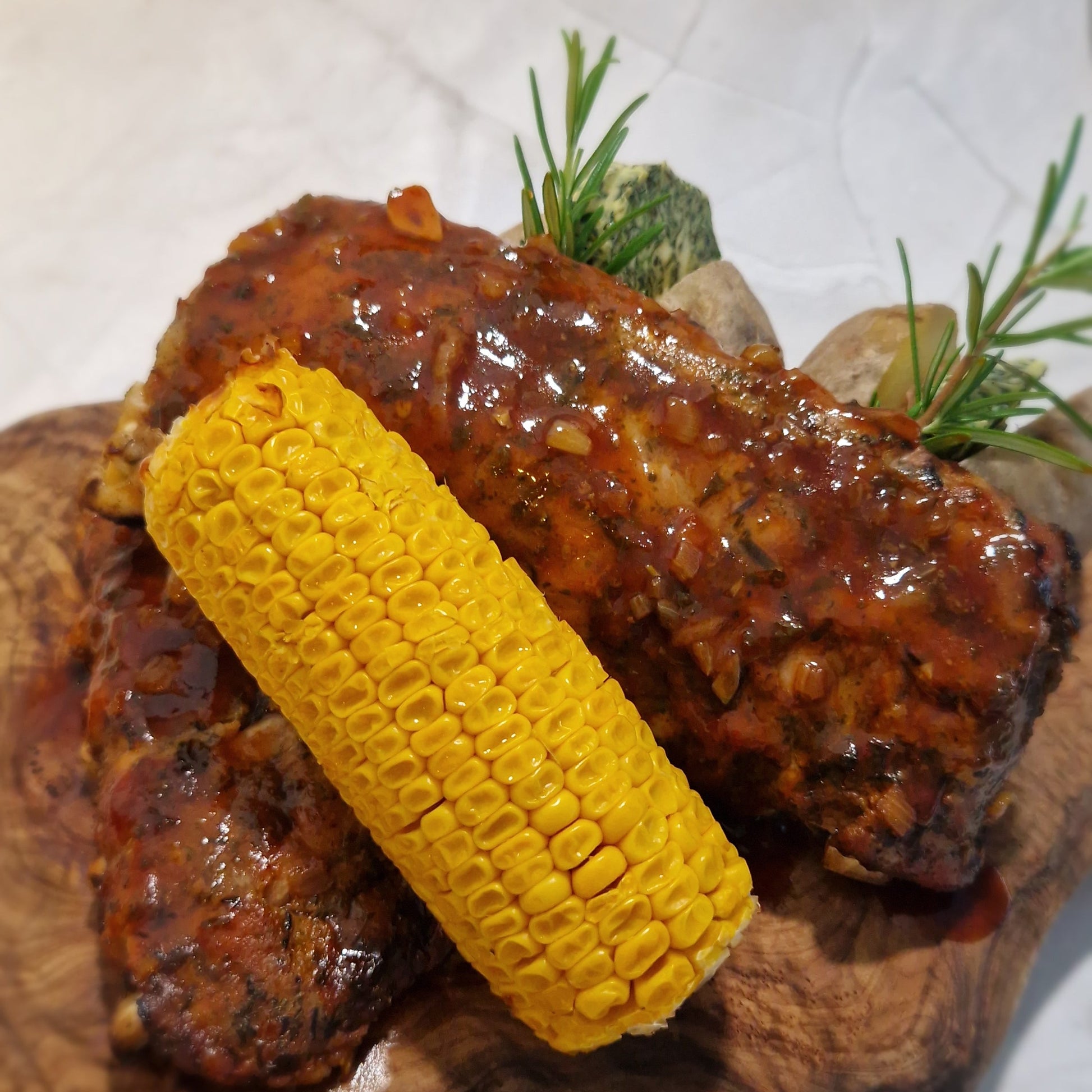 Sticky spare ribs met mais en gepofte aardappel bij Arno's to go in Beveren