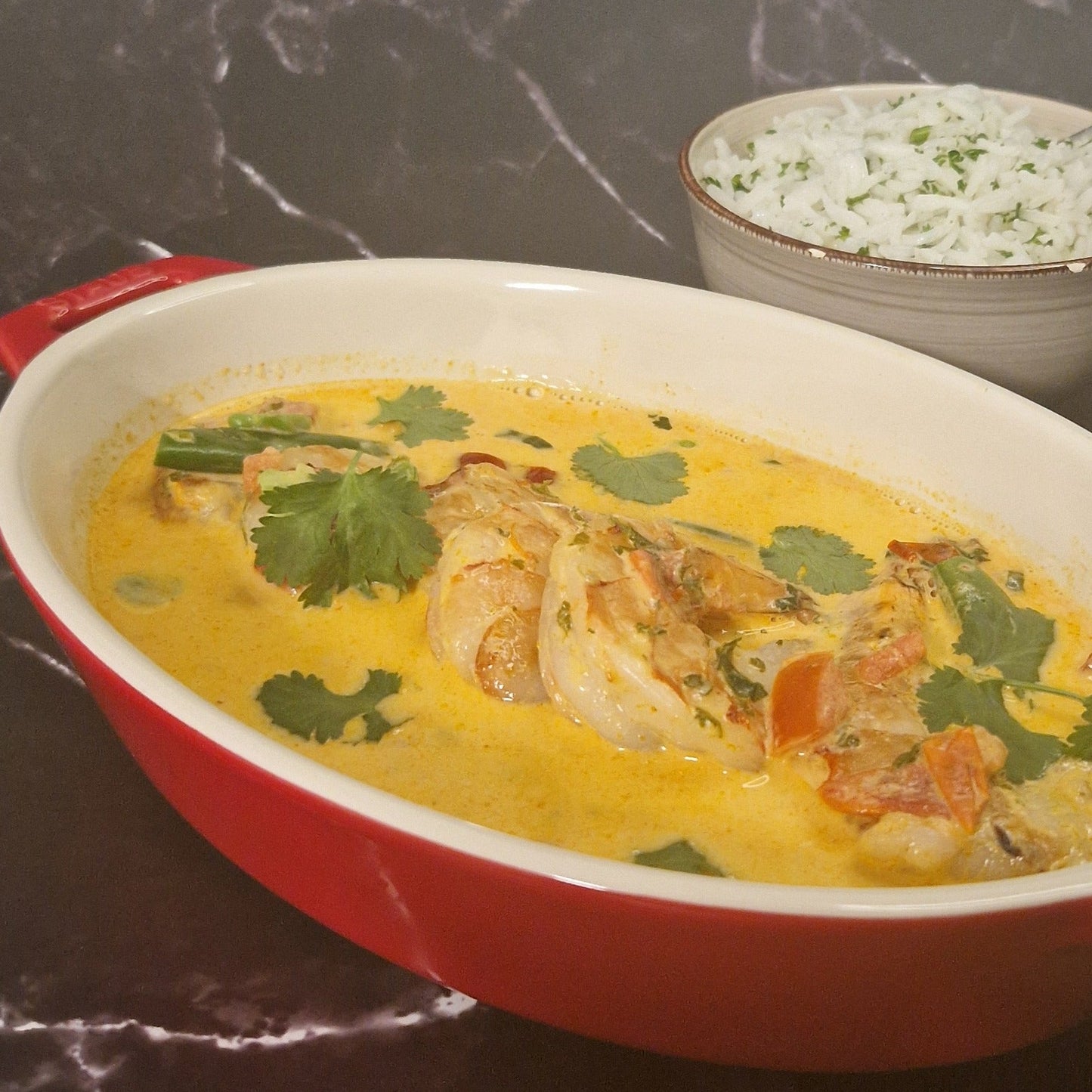 Scampi met romige Panang curry en basmatirijst van Arno’s to go in Beveren
