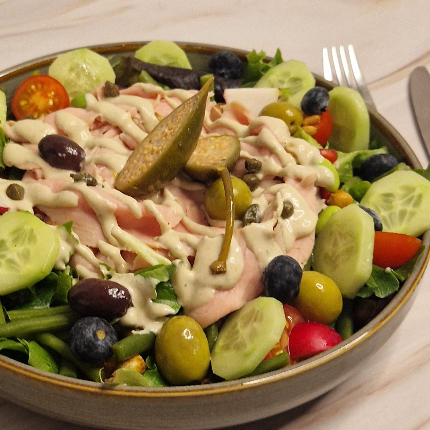 Vitello tonnato met salade van sperzieboontjes en krieltjes van Arno’s to go in Beveren