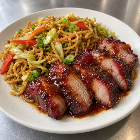 Char siu pork met sticky laksaus en bami goreng met wokgroentjes van Arno’s to go in Beveren