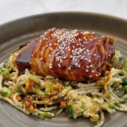 char siu varkenshaasje met bami goreng, oosterse groentjes bij Arno's to go in Beveren