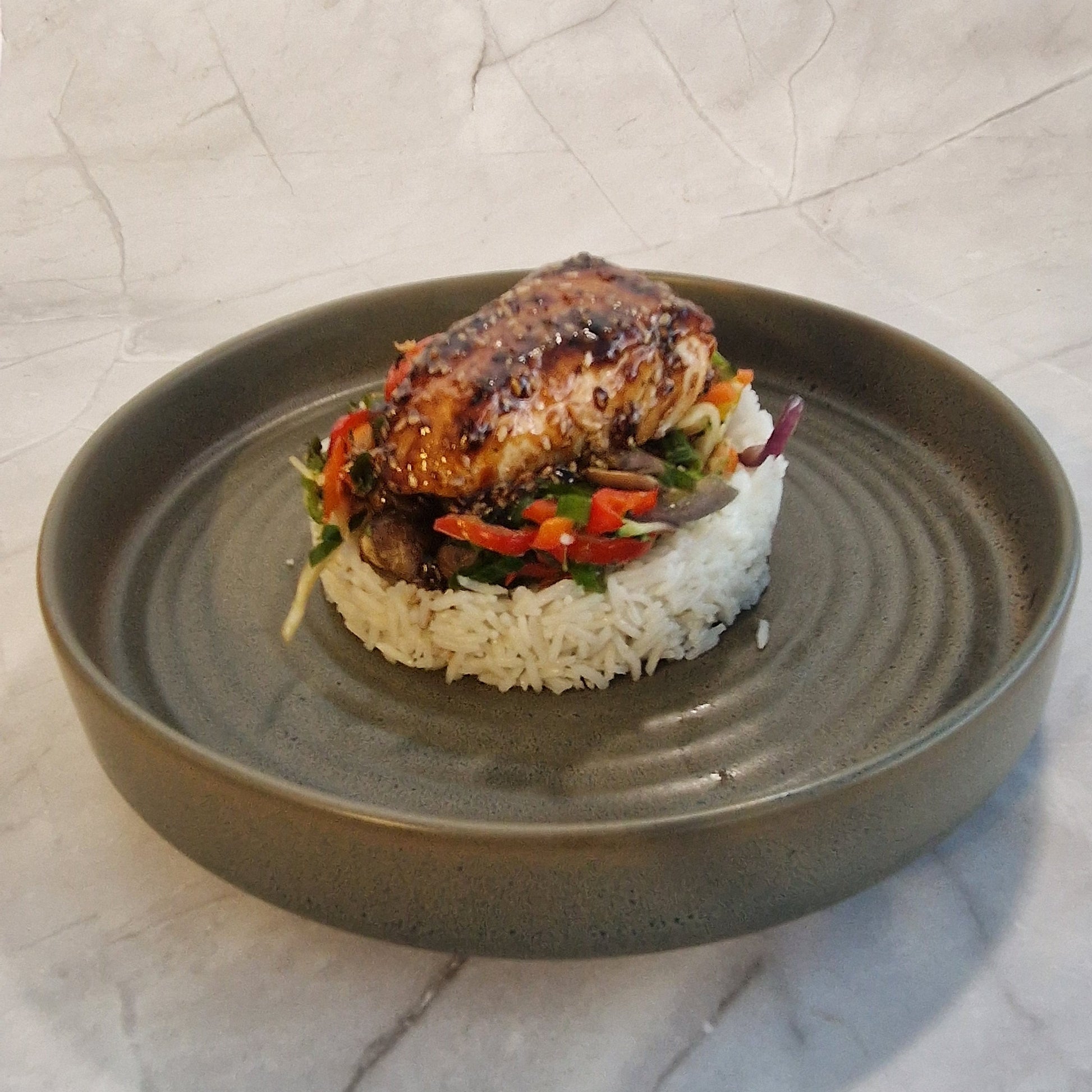 Sticky chicken teriyaki met jasmijnrijst en wokgroenten van Arno’s to go in Beveren