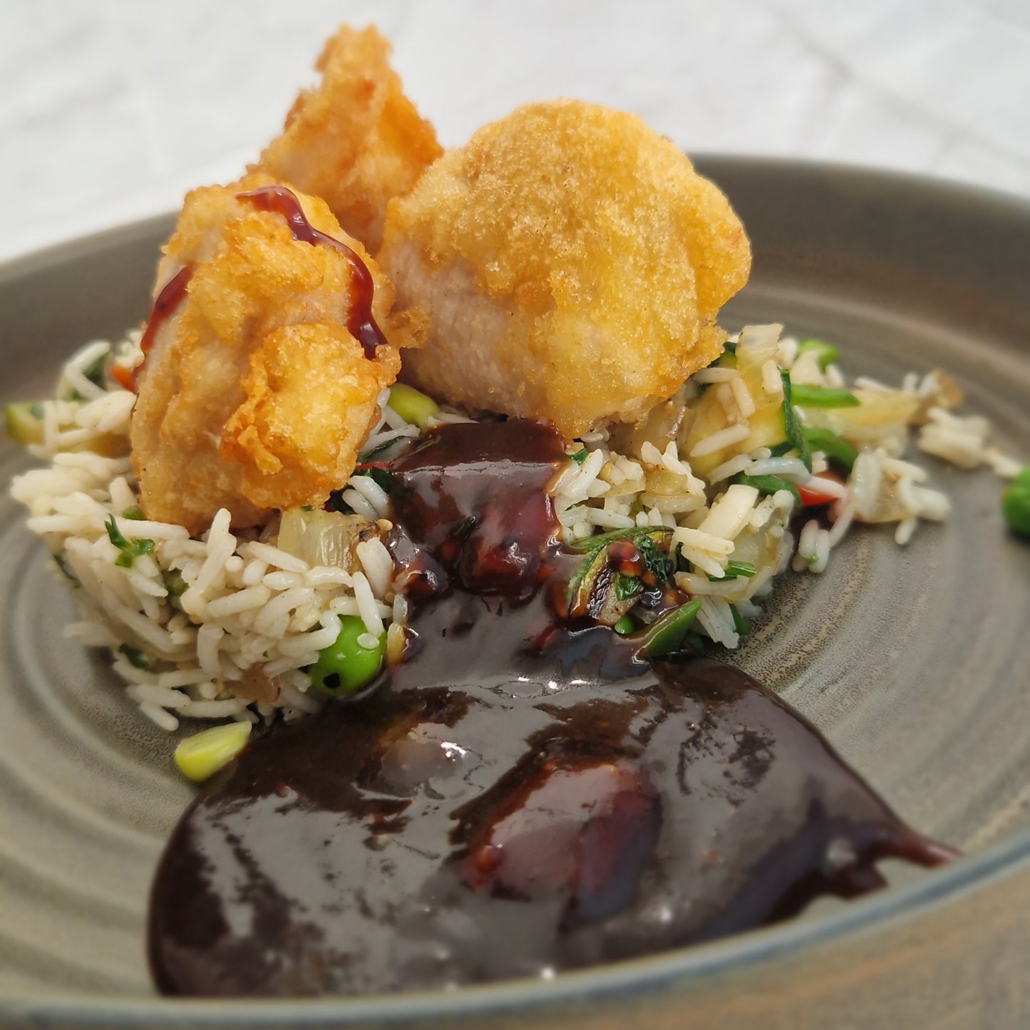 Korean fried chicken met basmatirijst en oosterse groentjes van Arno’s to go in Beveren