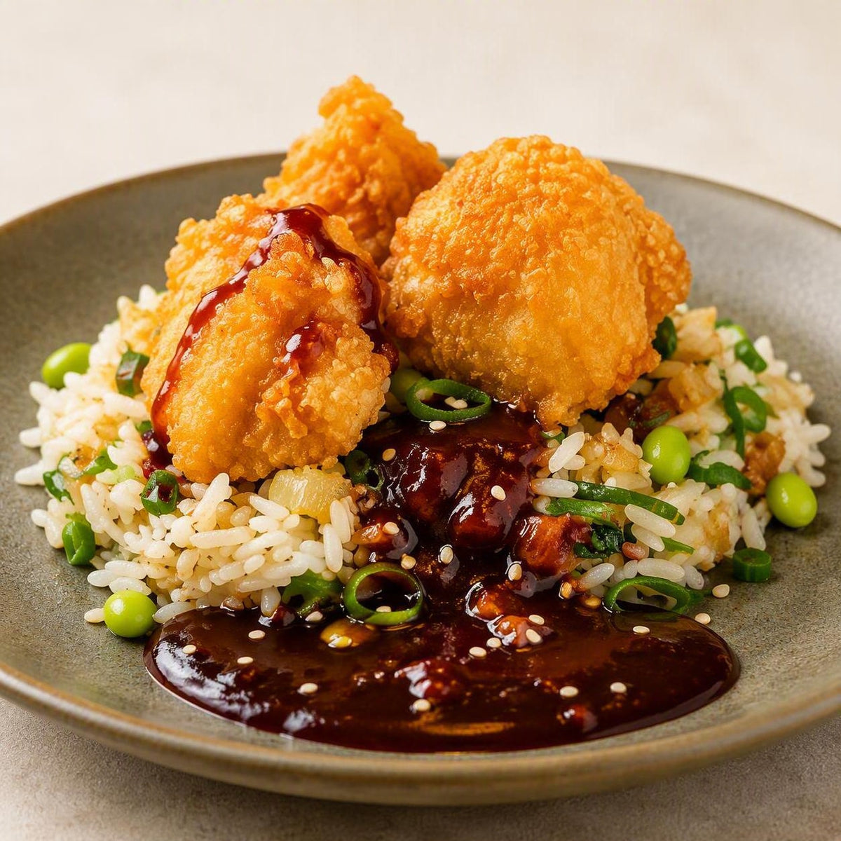 Korean fried chicken met basmatirijst en oosterse groentjes van Arno’s to go in Beveren
