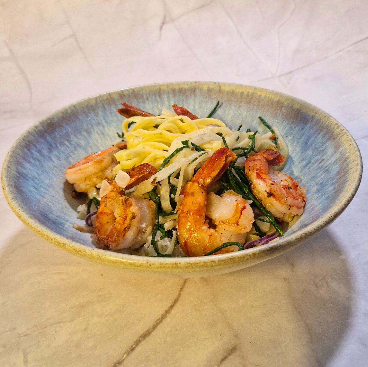 Arno’s pasta scampi met look, witte wijn en romige saus van Arno’s to go in Beveren