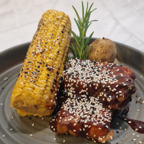 BBQ pork belly met lookdressing en gepofte krieltjes bij Arno's to go in Beveren