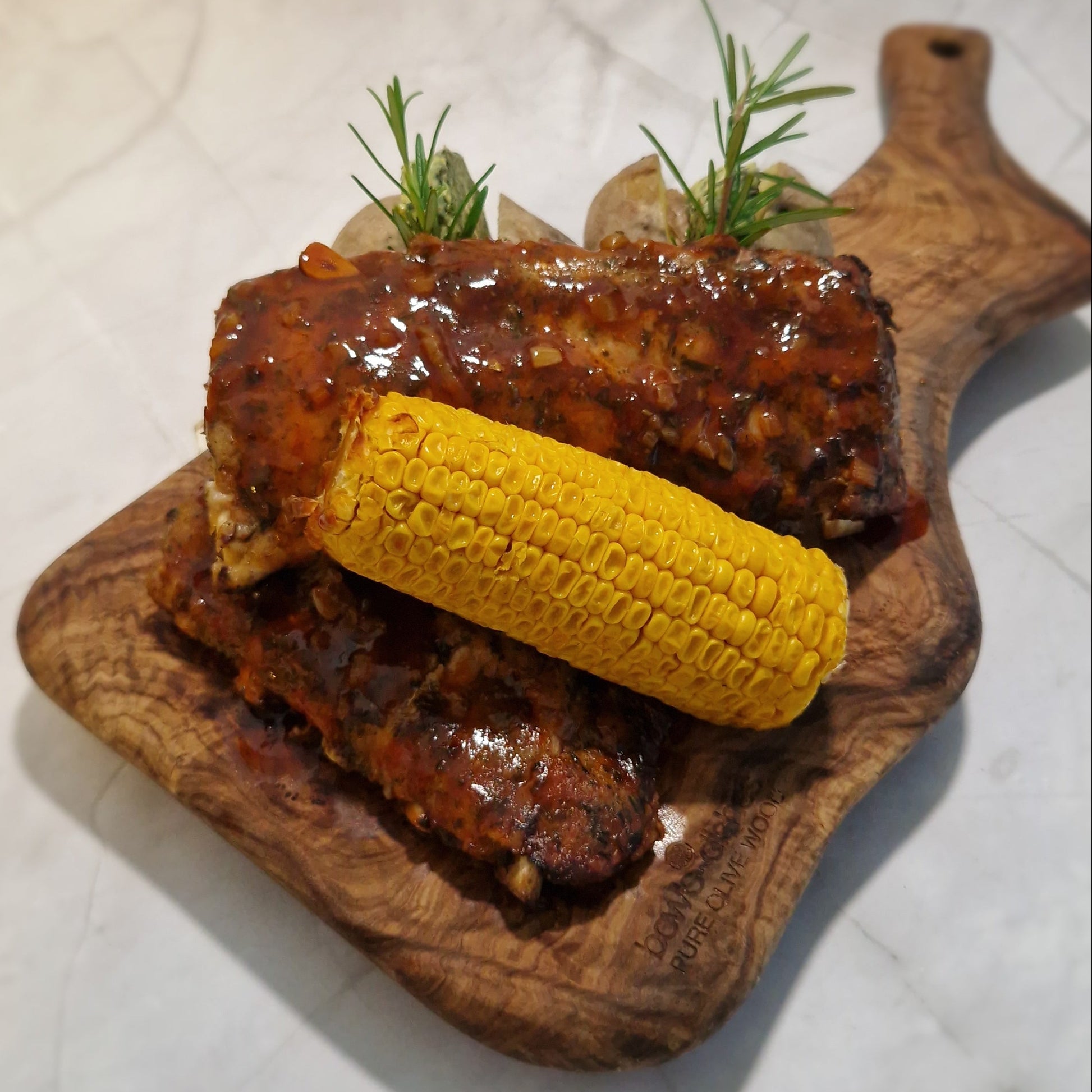 Sticky spare ribs met mais en gepofte aardappel bij ARno's to go in Beveren